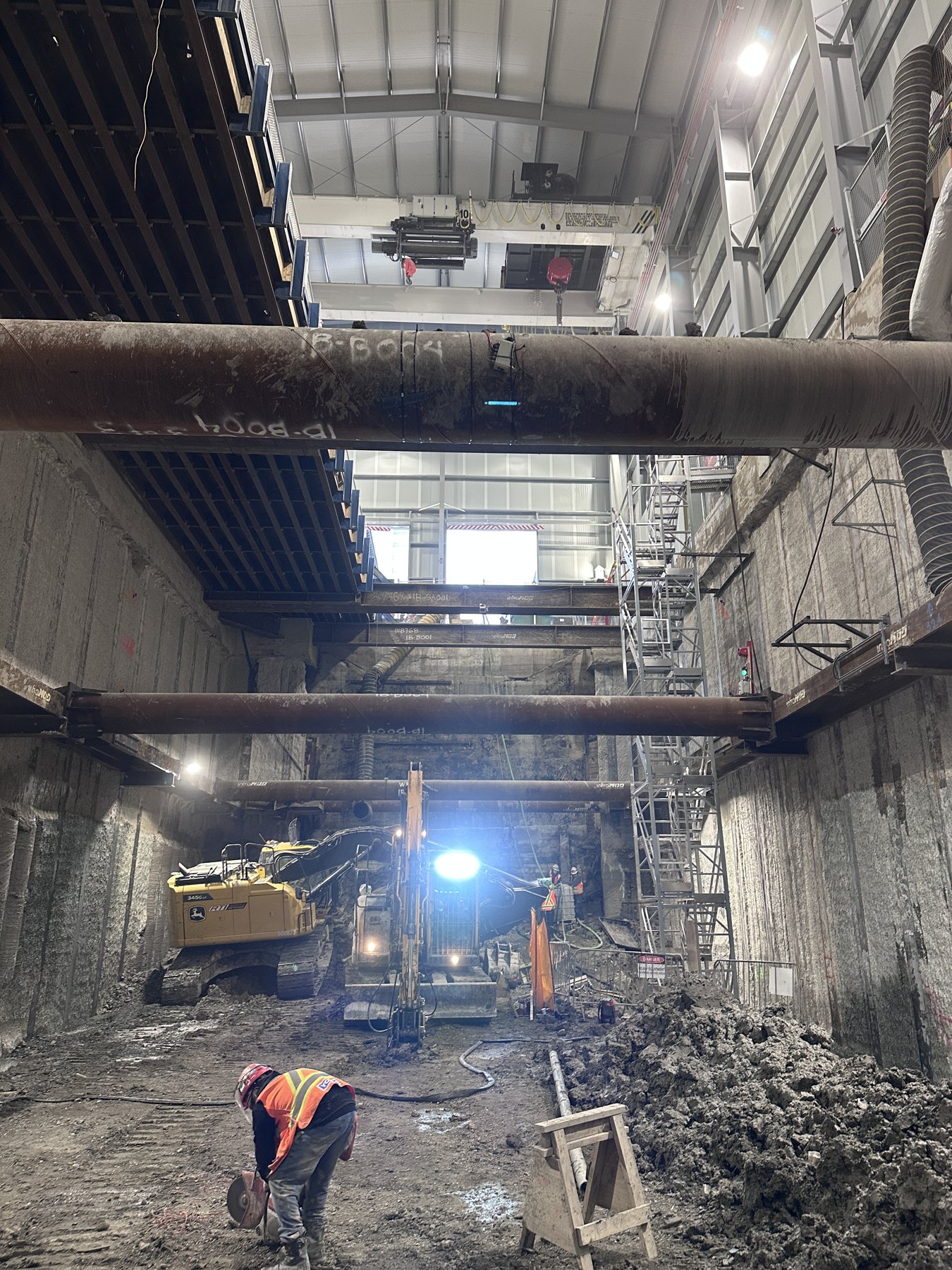 Excavation with steel pipe bracing and construction equipment